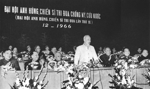 Chủ tịch Hồ Chí Minh thăm và nói chuyện tại Đại hội Anh hùng, chiến sĩ thi đua chống Mỹ cứu nước lần thứ 4 (ngày 30.12.1966). Ảnh: Bảo tàng Hồ Chí Minh
