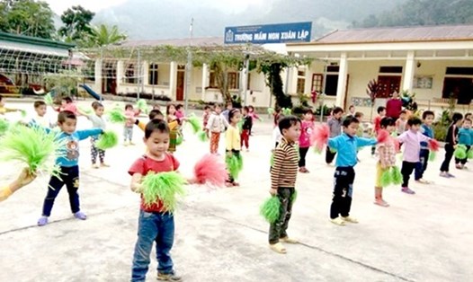 Trường Mầm non Xuân Lập (Lâm Bình, tỉnh Tuyên Quang) tổ chức cho trẻ tập thể dục ngoài trời. Ảnh: baotuyenquang.com.vn