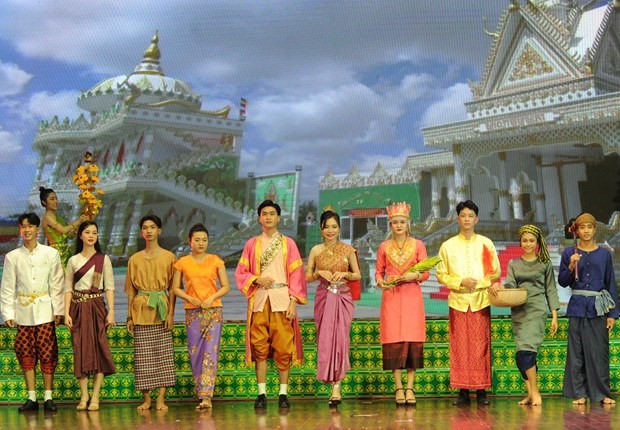 Trình diễn trang phục truyền thống dân tộc Khmer tại Trung tâm văn hóa tỉnh Sóc Trăng. Ảnh: TTXVN