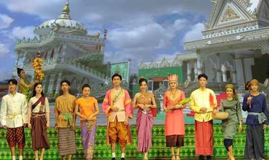 Trình diễn trang phục truyền thống dân tộc Khmer tại Trung tâm văn hóa tỉnh Sóc Trăng. Ảnh: TTXVN