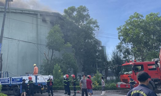 Chập điện, một khu công nghiệp ở Phú Yên bốc cháy dữ dội. Ảnh: Minh Hằng
