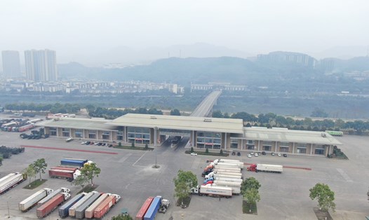 Cửa khẩu Quốc tế đường bộ số II Kim Thành - Lào Cai tấp nập xe chở hàng xuất khẩu, trong đó có nhiều xe chở quả vải thiều xuất khẩu. Ảnh: Trọng Lộc
