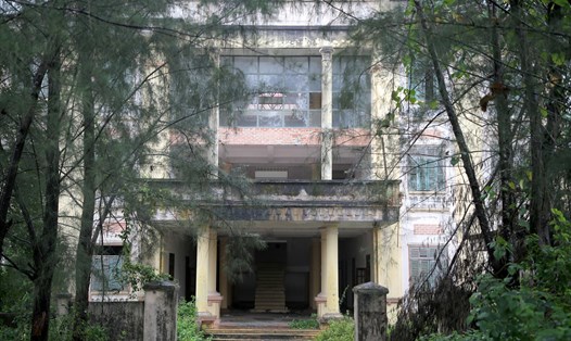 Trụ sở cũ Tòa án nhân dân thành phố Đông Hà bỏ hoang nhiều năm nay. Ảnh: Hưng Thơ.