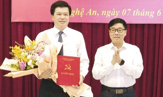 Lãnh đạo Tỉnh ủy Nghệ An trao quyết định bổ nhiệm và chúc mừng ông Nguyễn Đình Hùng. Ảnh: Hải Đăng