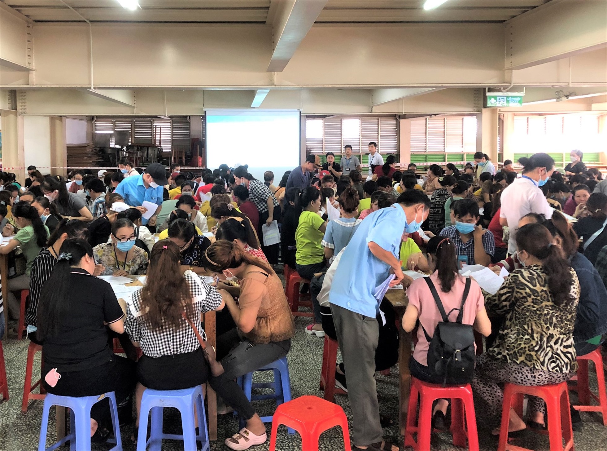 Người lao động thỏa thuận chấm dứt HĐLĐ với Công ty PouYuen ngày 3.6. Ảnh: Đức Long