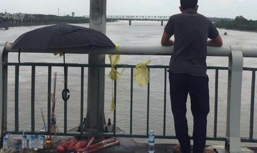 Người thân đứng trên cầu Bến Thủy 2 ngóng chờ tin tức sau khi chị Q.A nhảy cầu tự tử. Ảnh: Hải Đăng
