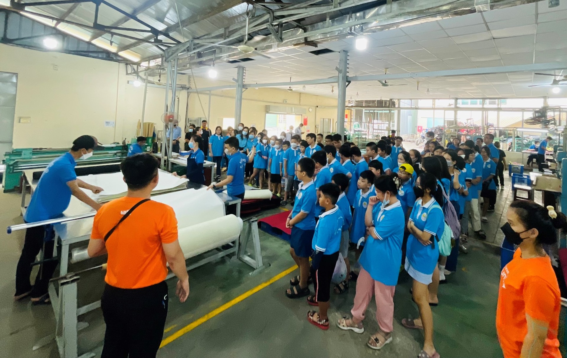 Các em tham gia trại hè Thanh Đa được tham quan hoạt động sản xuất tại nhà máy. Ảnh: Phương Ngân