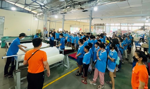 Các em tham gia trại hè Thanh Đa được tham quan hoạt động sản xuất tại nhà máy. Ảnh: Phương Ngân