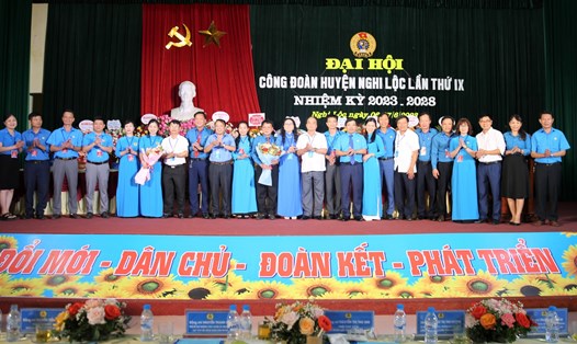Lãnh đạo huyện Nghi Lộc, LĐLĐ tỉnh Nghệ An tặng hoa chúc mừng Ban Chấp hành Công đoàn huyện Nghi Lộc nhiệm kỳ 2023-2028. Ảnh: Hải Đăng