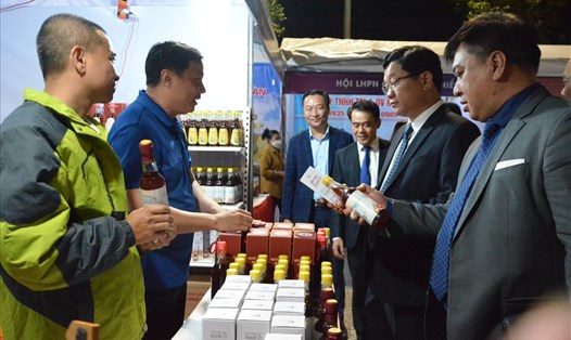 Sản phẩm nước mắm Nam Ô, TP Đà Nẵng tại các trung tâm hội chợ. Ảnh: Nguyễn Linh
