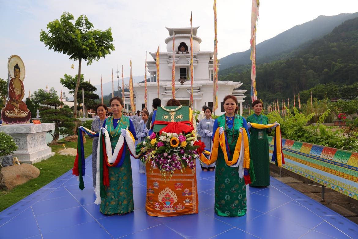 Đoàn Cung rước Đại Tạng Kinh. Ảnh: Ban tổ chức