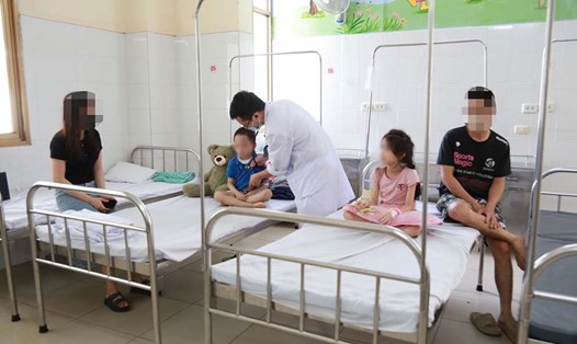 Khoa Nhi Bệnh viện Đa khoa tỉnh Quảng Ninh tiếp nhận 100 bệnh nhi nhập viện điều trị vì viêm phổi tăng đột biến (thông thường vào thời điểm này hàng năm có khoảng 60 - 80 số bệnh nhi nhập viện). Ảnh: Đoàn Hưng
