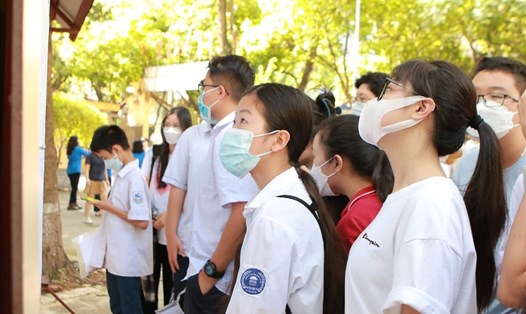 Thí sinh tham dự kỳ thi tuyển sinh lớp 10 THPT công lập tại Hà Nội năm 2022. Ảnh: Minh Hà