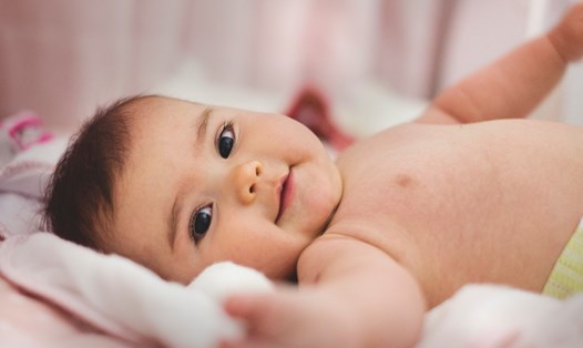 Trẻ được bú sữa mẹ đầy đủ, đúng cách sẽ có sự phát triển toàn diện. Ảnh: Pixabay