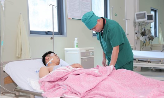 Bệnh nhân Dương Văn Q được bác sĩ thăm khám sau phẫu thuật. Ảnh: BVCC