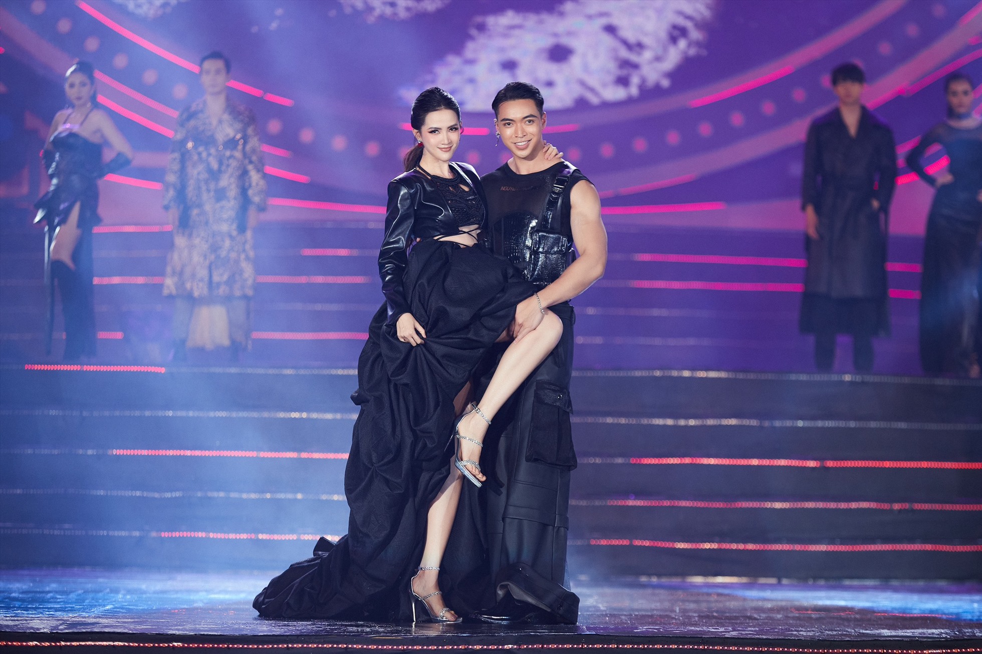 Màn biểu diễn của Mơ Phan, Hiển Trần. Ảnh: Nhà sản xuất