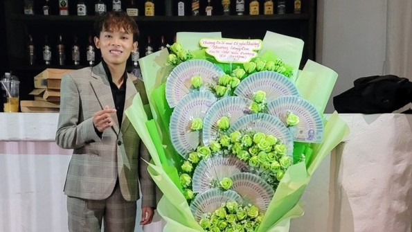 Hồ Văn Cường được khán giả tặng bó hoa tiền. Ảnh: Hồ Văn Cường FC