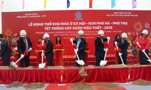 Năm 2018, dự án đầu tư xây dựng khu nhà ở xã hội cho công nhân Khu công nghiệp Phú Hà tại xã Hà Lộc, thị xã Phú Thọ được khởi công xây dựng. Ảnh: Cổng TTĐT tỉnh Phú Thọ.