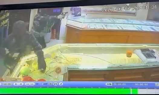 Hai thanh niên bịt kín mặt đập kính cướp vàng trong tủ. Ảnh chụp màn hình