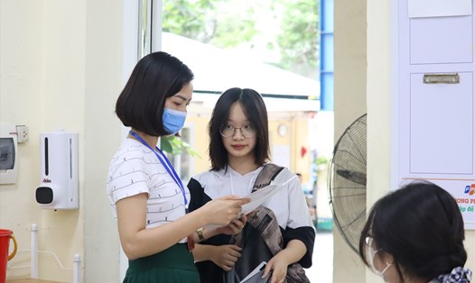Thí sinh tại Hà Nội làm thủ tục dự thi vào lớp 10 THPT công lập năm 2023. Ảnh: Minh Hà