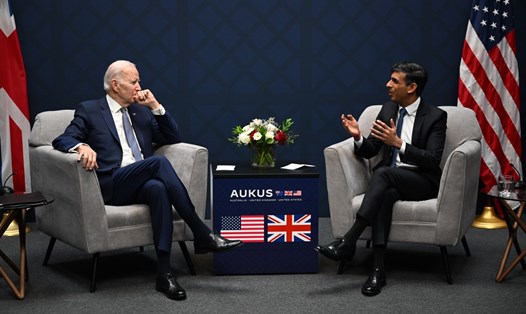 Thủ tướng Anh Rishi Sunak (phải) và Tổng thống Mỹ Joe Biden trong cuộc gặp song phương tại hội nghị thượng đỉnh AUKUS tháng 3.2023 tại San Diego, Mỹ. Ảnh: AFP