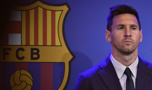 Ánh mắt đượm buồn của Messi khi chia tay Barcelona cách đây 2 năm.  Ảnh: AFP