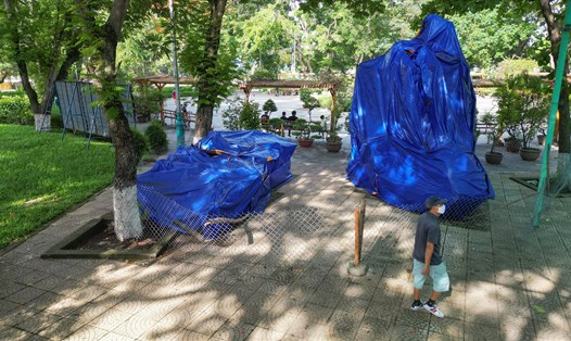 Tượng Trần Nguyên Hãn và vua Lê Lợi được cất giữ trong Công viên Phú Lâm. Ảnh: Hữu Chánh