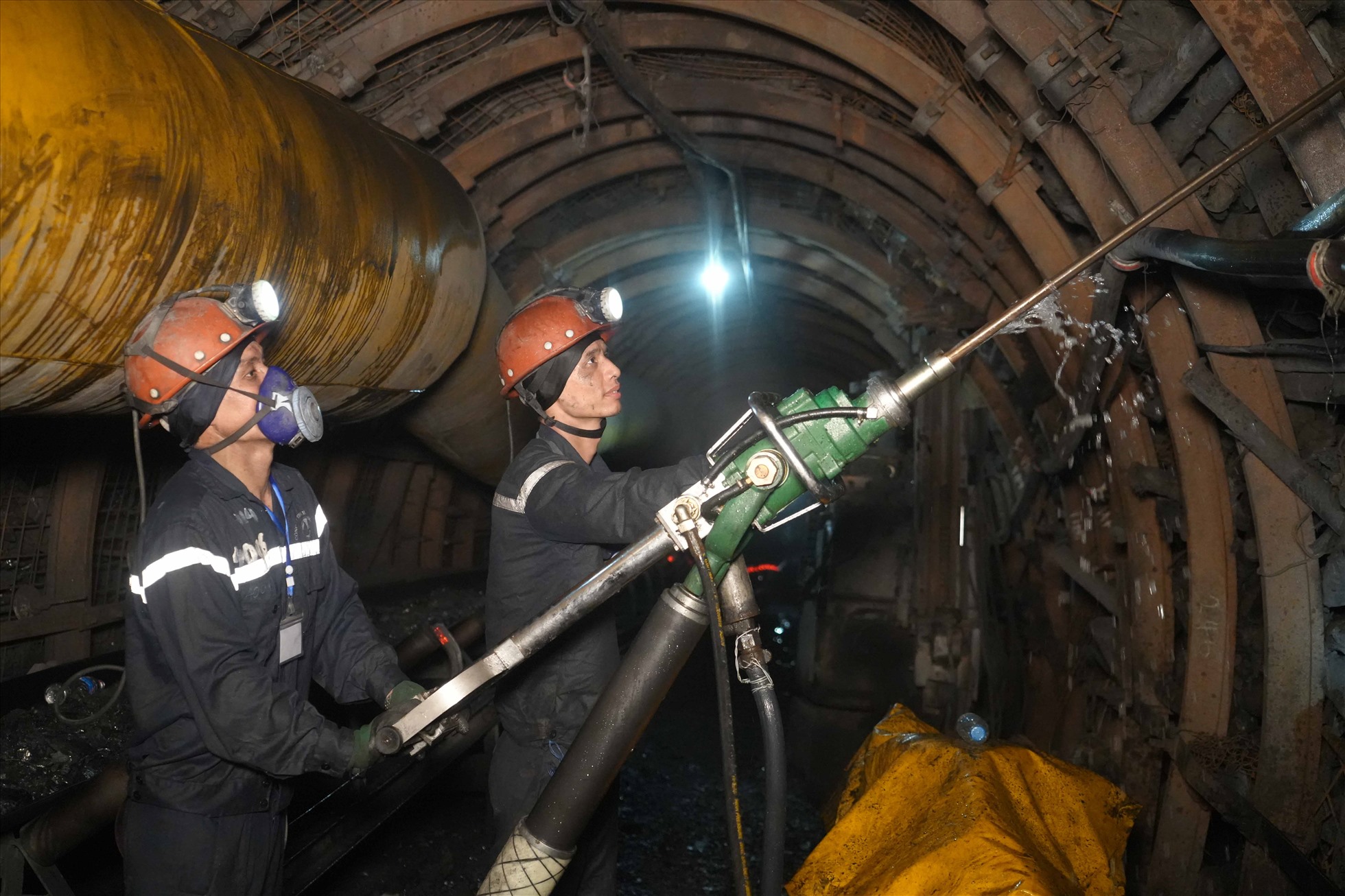 Các thí sinh nhóm nghề Xây dựng mỏ tham gia phần thi thực hành. Ảnh: CĐ Công ty Than Hạ Long.