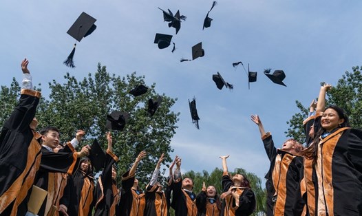 Sinh viên tung mũ khi tốt nghiệp tại Đại học Ngoại ngữ Bắc Kinh ở Bắc Kinh, Trung Quốc. Ảnh: Xinhua