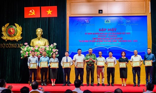 Bộ trưởng Tô Lâm trao Kỷ niệm chương cho lãnh đạo các cơ quan báo chí, trong đó có Phó Tổng Biên tập Báo Lao Động. Ảnh: Quang Việt