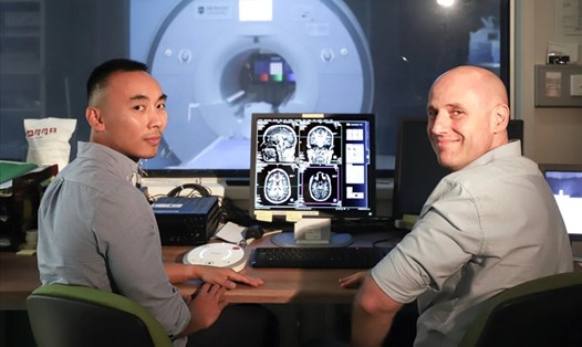 Tiến sĩ James Pang và Giáo sư Alex Fornito từ Viện Turner chuyên về
Sức khỏe Tâm thần và Não bộ, và Khoa Khoa học Tâm lý của Đại học Monash. Ảnh: Đại học Monash