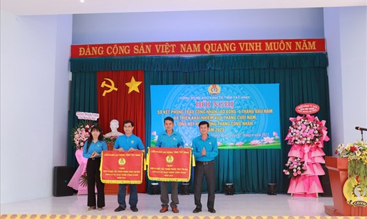 Lãnh đạo Liên đoàn Lao động tỉnh và Công đoàn Khu kinh tế trao cờ cho 2 đơn vị xuất sắc trong phong trào thi đua Công nhân lao động và hoạt động công đoàn năm 2022. Ảnh: Phương Dung