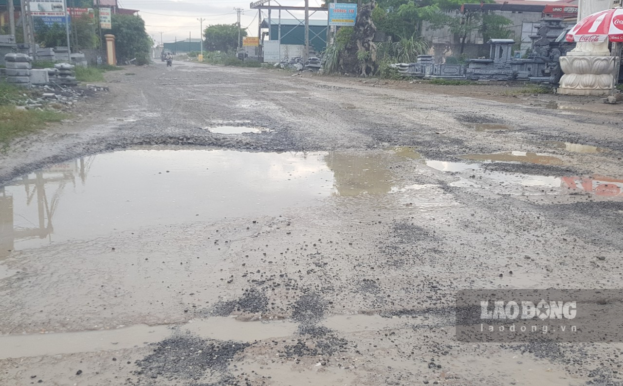 Tuyến đường nối từ QL1A vào Nhà máy ximăng Hệ Dưỡng đi qua địa bàn xã Ninh Vân, huyện Hoa Lư, Ninh Bình đã xuống cấp từ nhiều năm nay. Ảnh: Diệu Anh