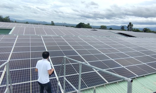 Hệ thống điện mặt trời mái nhà của doanh nghiệp ở huyện Krông Pa, Gia Lai. Ảnh: Thanh Tuấn