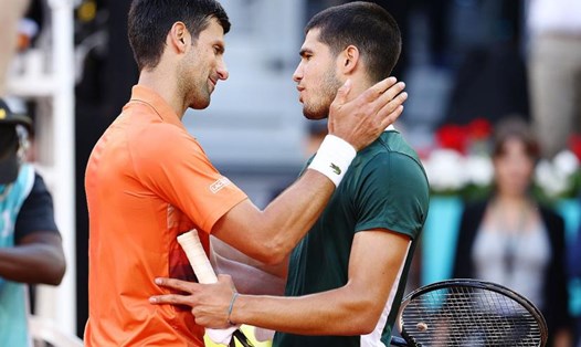 Carlos Alcaraz (phải) từng thắng Novak Djokovic tại Madrid Open năm ngoái. Ảnh: ATP Tour
