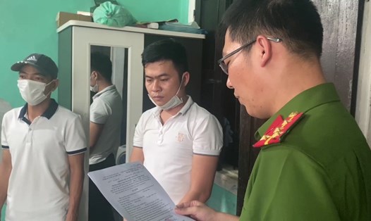 Công an đọc lệnh bắt tạm giam Nguyễn Giàu vì hành vi cho vay nặng lãi. Ảnh: Công an cung cấp.