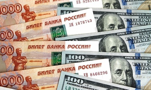 Đồng rúp Nga (trái) và đồng USD (phải). Ảnh: TTXVN