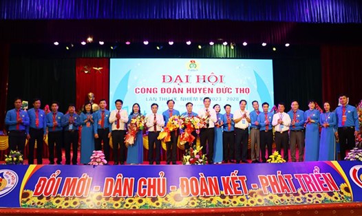 Huyện ủy huyện Đức Thọ trao tặng bức trướng cho LĐLĐ huyện tại đại hội. Ảnh: Q.C