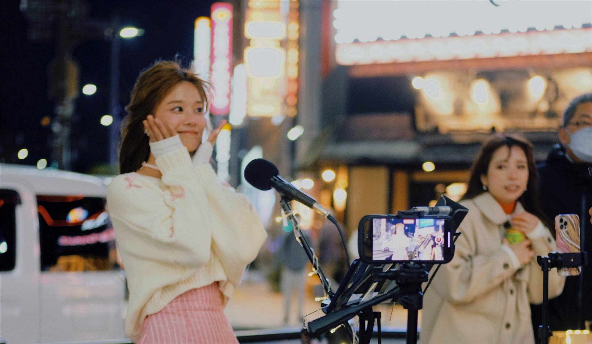 Hoàng Yến Chibi lần đầu hát live Hẹn gặp anh giữa đường phố Nhật