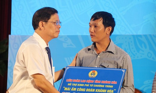 Ông Nguyễn Tấn Tuân - Chủ tịch UBND tỉnh Khánh Hòa trao kinh phí xây nhà Mái ấm công đoàn cho đoàn viên. Ảnh: Phương Linh