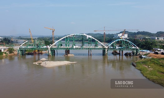 Cầu 650 tỉ dần lộ diện, cây cầu thứ 8 của Yên Bái bắc qua sông Hồng. Ảnh: Tân Văn.
