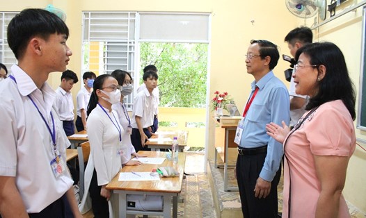 Thứ trưởng Phạm Ngọc Thưởng cùng Giám đốc Sở Giáo dục Đào tạo tỉnh Bạc Liêu kiểm tra một lớp ôm tập cho kỳ thi tốt nghiệp THPT tại tỉnh Bạc Liêu chiều ngày 8.6. Ảnh: Nhật Hồ