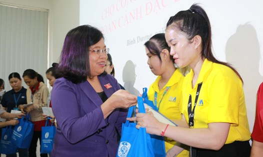  Bà Nguyễn Trường Nhật Phượng - Phó Chủ tịch HĐND tỉnh Bình Dương trao quà hỗ trợ cho công nhân lao động khó khăn. Ảnh: Hoàng Trung