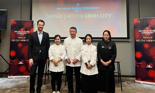 Ông Gwendal Poullennec - Giám đốc Quốc tế của Michelin Guide - cùng đại diện các nhà hàng được gắn sao Michelin tại Hà Nội. Ảnh: Ngọc Trang