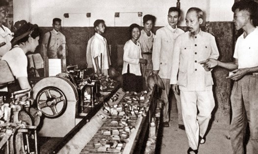 Chủ tịch Hồ Chí Minh thăm Nhà máy diêm Thống Nhất (1956). Ảnh: TTXVN