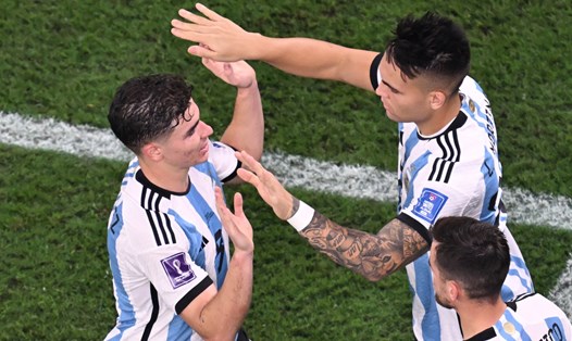 Lautaro Martinez và Julian Alvarez trong màu áo tuyển Argentina.  Ảnh: AFP