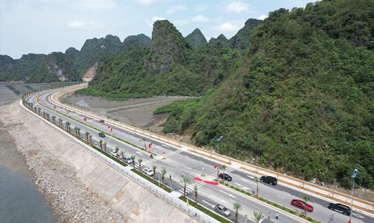Đường ven biển Hạ Long - Cẩm Phả hiện chỉ cho phép tốc độ tối đa 60km/h. Ảnh: Nguyễn Hùng