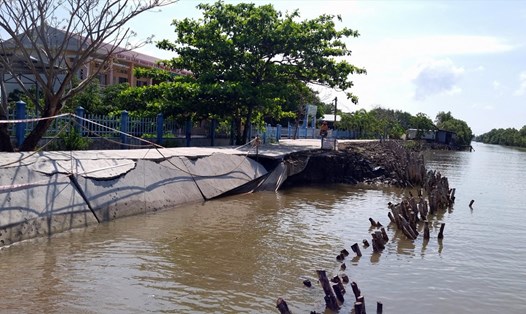 Sạt lở tại huyện Đầm Dơi, tỉnh Cà Mau khiến giao thông chia cắt. Ảnh: Nhật Hồ