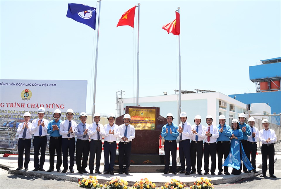 Lễ gắn biển chào mừng Đại hội Công đoàn Việt Nam lần thứ XIII tại cụm dự án giải tỏa Nhà máy nhiệt điện BOT Vân Phong 1. Ảnh: Công đoàn ĐLVN