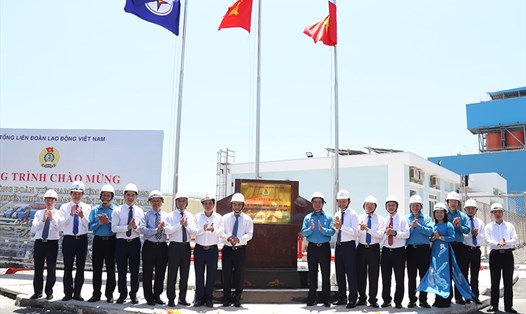 Lễ gắn biển chào mừng Đại hội Công đoàn Việt Nam lần thứ XIII tại cụm dự án giải tỏa Nhà máy nhiệt điện BOT Vân Phong 1. Ảnh: Công đoàn ĐLVN